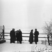 Lata 50., Leszno, Polska.
Grupa mężczyzn w polu przy ogrodzeniu. 
Fot. Irena Jarosińska, zbiory Ośrodka KARTA