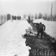 Lata 50., Leszno, Polska.
Odśnieżanie terenu wzdłuż rowów, prawdopodobnie pod nową instalację.
Fot. Irena Jarosińska, zbiory Ośrodka KARTA