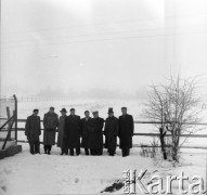 Lata 50., Leszno, Polska.
Grupa mężczyzn w polu przy ogrodzeniu.
Fot. Irena Jarosińska, zbiory Ośrodka KARTA