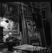 Lata 50., Leszno, Polska.
Artysta w pracowni malarskiej. 
Fot. Irena Jarosińska, zbiory Ośrodka KARTA