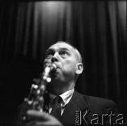 Lata 50., Leszno, Polska.
Portret saksofonisty. 
Fot. Irena Jarosińska, zbiory Ośrodka KARTA