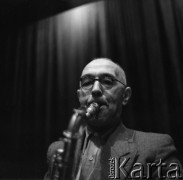 Lata 50., Leszno, Polska.
Portret saksofonisty. 
Fot. Irena Jarosińska, zbiory Ośrodka KARTA