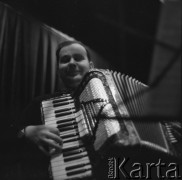 Lata 50., Leszno, Polska.
Mężczyzna grający na akordeonie. 
Fot. Irena Jarosińska, zbiory Ośrodka KARTA