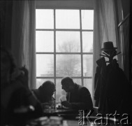 Lata 50., Leszno, Polska.
Spotkanie w kawiarni.
Fot. Irena Jarosińska, zbiory Ośrodka KARTA