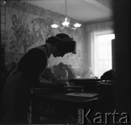 Lata 50., Leszno, Polska.
Kelnerka w kawiarni. 
Fot. Irena Jarosińska, zbiory Ośrodka KARTA