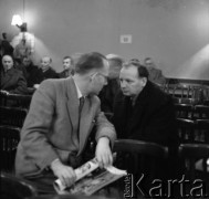Lata 50., Leszno, Polska.
Zebranie. Rozmowa dwóch mężczyzn.
Fot. Irena Jarosińska, zbiory Ośrodka KARTA