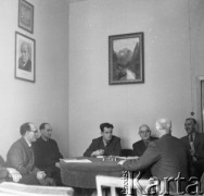 Lata 50., Leszno, Polska.
Zebranie. Mężczyźni w trakcie spotkania. Po lewej na ścianie portret Bolesława Bieruta. 
Fot. Irena Jarosińska, zbiory Ośrodka KARTA