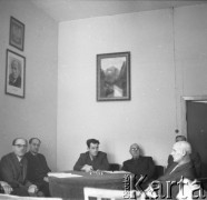 Lata 50., Leszno, Polska.
Zebranie. Grupa mężczyzn przy stole. Na ścianie z lewej strony widoczny portret Bolesława Bieruta.
Fot. Irena Jarosińska, zbiory Ośrodka KARTA