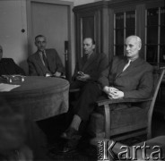 Lata 50., Leszno, Polska.
Zebranie. Grupa mężczyzn przy stole. 
Fot. Irena Jarosińska, zbiory Ośrodka KARTA