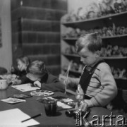 Lata 50., Leszno, Polska.
Zajęcia plastyczne dla dzieci. Praca z akwarelą.
Fot. Irena Jarosińska, zbiory Ośrodka KARTA