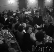 Lata 50., Leszno, Polska.
Przyjęcie.
Fot. Irena Jarosińska, zbiory Ośrodka KARTA