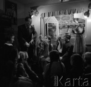 Lata 50., Leszno, Polska.
Teatrzyk kukiełkowy. Dziewczynki z kukiełkami.
Fot. Irena Jarosińska, zbiory Ośrodka KARTA