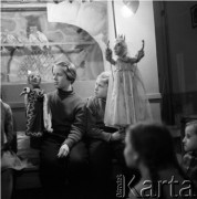 Lata 50., Leszno, Polska.
Teatrzyk kukiełkowy. Dziewczynki z kukiełkami.
Fot. Irena Jarosińska, zbiory Ośrodka KARTA