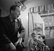 Lata 50., Leszno, Polska.
Teatrzyk kukiełkowy. 
Fot. Irena Jarosińska, zbiory Ośrodka KARTA