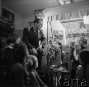 Lata 50., Leszno, Polska.
Teatrzyk kukiełkowy. 
Fot. Irena Jarosińska, zbiory Ośrodka KARTA