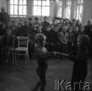 Lata 60., Leszno, Polska.
Występ dziecięcy w szkole podstawowej. Prawdopodobnie w szkole podstawowej nr 1. Na pierwszym planie tańcząca para najmłodszych uczniów.
Fot. Irena Jarosińska, zbiory Ośrodka KARTA
