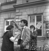 Lata 1954-1963, Krakowskie Przedmieście 24, Warszawa, Polska.
Studenci pod budynkiem Rady Uczelnianej Zrzeszenia Studentów Uniwersytetu Warszawskiego.
Fot. Irena Jarosińska, zbiory Ośrodek KARTA. 




