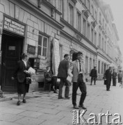 Lata 1954-1963, ul. Krakowskie Przedmieście 24, Warszawa, Polska.
Budynek Rady Uczelnianej Zrzeszenia Studentów Uniwersytetu Warszawskiego, nad wejściem do bramy szyld punktu informacyjnego dla kandydatów na I rok studiów.Na pierwszym planie studenci.
Fot. Irena Jarosińska, zbiory Ośrodka KARTA. 



