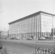 Lata 60., Warszawa, Polska.
Najwyższa Izba Kontroli przy ulicy Marszałkowskiej 82/84. Budynek zaprojektowany przez Marka Leykama i Jerzego Hryniewieckiego w 1946 roku. Od 1959 roku mieściła się tutaj Centralna Składnica Harcerska.
Fot. Irena Jarosińska, zbiory Ośrodka KARTA