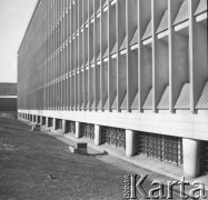 Lata 60., Warszawa, Polska.
Najwyższa Izba Kontroli przy ulicy Marszałkowskiej 82/84. Budynek zaprojektowany przez Marka Leykama i Jerzego Hryniewieckiego w 1946 roku. Od 1959 roku mieściła się tutaj Centralna Składnica Harcerska.
Fot. Irena Jarosińska, zbiory Ośrodka KARTA