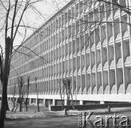 Lata 60., Warszawa, Polska.
Najwyższa Izba Kontroli przy ulicy Marszałkowskiej 82/84. Budynek zaprojektowany przez Marka Leykama i Jerzego Hryniewieckiego w 1946 roku. Od 1959 roku mieściła się tutaj Centralna Składnica Harcerska.
Fot. Irena Jarosińska, zbiory Ośrodka KARTA
