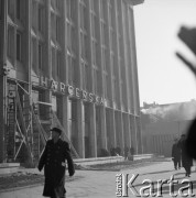 Lata 60., Warszawa, Polska.
Najwyższa Izba Kontroli przy ulicy Marszałkowskiej 82/84. Budynek zaprojektowany przez Marka Leykama i Jerzego Hryniewieckiego w 1946 roku. Od 1959 roku mieściła się tutaj Centralna Składnica Harcerska.
Fot. Irena Jarosińska, zbiory Ośrodka KARTA