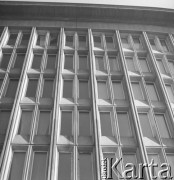 Lata 60., Warszawa, Polska.
Najwyższa Izba Kontroli przy ulicy Marszałkowskiej 82/84. Budynek zaprojektowany przez Marka Leykama i Jerzego Hryniewieckiego w 1946 roku. Od 1959 roku mieściła się tutaj Centralna Składnica Harcerska.
Fot. Irena Jarosińska, zbiory Ośrodka KARTA