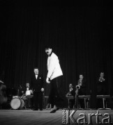 1957, Polska.
Teleturniej Zgaduj-Zgadula prowadzony przez Stanisława Pietrasiewicza. Występ.
Fot. Irena Jarosińska, zbiory Ośrodka KARTA