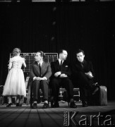 1957, Polska.
Teleturniej Zgaduj-Zgadula prowadzony przez Stanisława Pietrasiewicza. 
Fot. Irena Jarosińska, zbiory Ośrodka KARTA