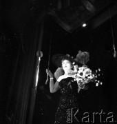 1957, Polska.
Teleturniej Zgaduj-Zgadula prowadzony przez Stanisława Pietrasiewicza. Występ.
Fot. Irena Jarosińska, zbiory Ośrodka KARTA