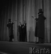 1957, Polska.
Teleturniej Zgaduj-Zgadula prowadzony przez Stanisława Pietrasiewicza.
Fot. Irena Jarosińska, zbiory Ośrodka KARTA