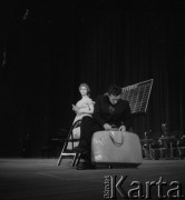 1957, Polska.
Teleturniej Zgaduj-Zgadula prowadzony przez Stanisława Pietrasiewicza. 
Fot. Irena Jarosińska, zbiory Ośrodka KARTA
