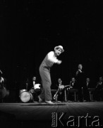 1957, Polska.
Teleturniej Zgaduj-Zgadula prowadzony przez Stanisława Pietrasiewicza. Występ.
Fot. Irena Jarosińska, zbiory Ośrodka KARTA