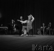 1957, Polska.
Teleturniej Zgaduj-Zgadula prowadzony przez Stanisława Pietrasiewicza. Występ.
Fot. Irena Jarosińska, zbiory Ośrodka KARTA