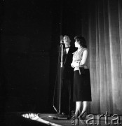 1957, Polska.
Teleturniej Zgaduj-Zgadula prowadzony przez Stanisława Pietrasiewicza. Występ.
Fot. Irena Jarosińska, zbiory Ośrodka KARTA