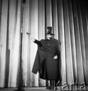 1957, Polska.
Teleturniej Zgaduj-Zgadula prowadzony przez Stanisława Pietrasiewicza. Występ.
Fot. Irena Jarosińska, zbiory Ośrodka KARTA