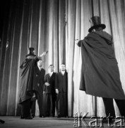 1957, Polska.
Teleturniej Zgaduj-Zgadula prowadzony przez Stanisława Pietrasiewicza.
Fot. Irena Jarosińska, zbiory Ośrodka KARTA