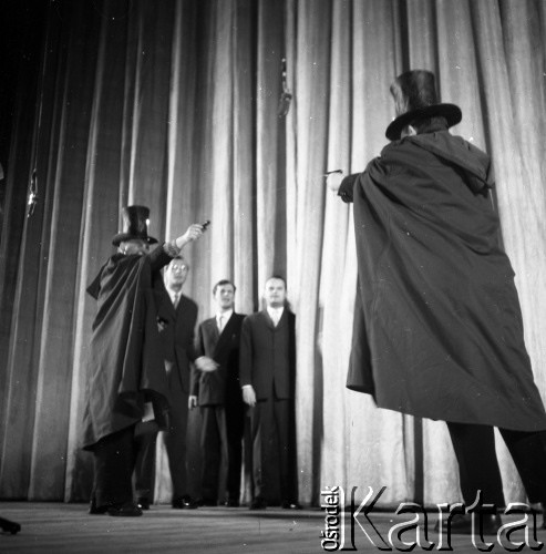 1957, Polska.
Teleturniej Zgaduj-Zgadula prowadzony przez Stanisława Pietrasiewicza.
Fot. Irena Jarosińska, zbiory Ośrodka KARTA