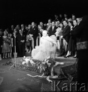 1960, Warszawa, Polska.
Sześćdziesięciolecie pracy artystycznej Mieczysławy Ćwiklińskiej - śpiewaczki, aktorki teatralnej i filmowej - w Teatrze Polskim.
Fot. Irena Jarosińska, zbiory Ośrodka KARTA