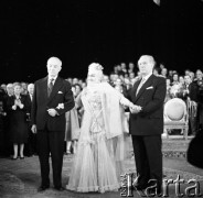 1960, Warszawa, Polska.
Sześćdziesięciolecie pracy artystycznej Mieczysławy Ćwiklińskiej - śpiewaczki, aktorki teatralnej i filmowej - w Teatrze Polskim.
Fot. Irena Jarosińska, zbiory Ośrodka KARTA