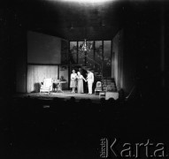 Lata 50. lub 60., Polska.
Śpiewaczka, aktorka teatralna i filmowa Mieczysława Ćwiklińska na scenie w teatrze (w środku).
Fot. Irena Jarosińska, zbiory Ośrodka KARTA