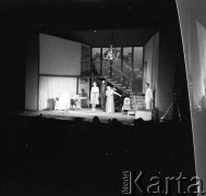 Lata 50. lub 60., Polska.
Śpiewaczka, aktorka teatralna i filmowa Mieczysława Ćwiklińska na scenie w teatrze (z prawej).
Fot. Irena Jarosińska, zbiory Ośrodka KARTA