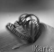 Lata 50., Polska.
Biżuteria.
Fot. Irena Jarosińska, zbiory Ośrodka KARTA. 


