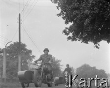 1950-1960, Nowa Huta, Kraków, Polska.
Ćwiczenia wojskowe.
Fot. Irena Jarosińska, zbiory Ośrodka KARTA. 



