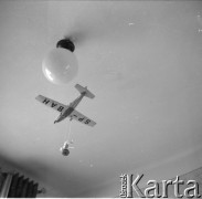 1950-1960, Nowa Huta, Kraków, Polska.
Lampa sufitowa i model samolotu.
Fot. Irena Jarosińska, zbiory Ośrodka KARTA