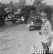 1950-1960, Nowa Huta, Kraków, Polska.
Ćwiczenia wojskowe. Na pierwszym planie mężczyzna w stopniu podpułkownika.
Fot. Irena Jarosińska, zbiory Ośrodka KARTA. 

