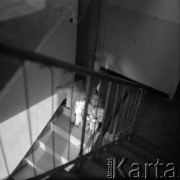1950-1960, Nowa Huta, Kraków, Polska.
Dzieci na klatce schodowej.
Fot. Irena Jarosińska, zbiory Ośrodka KARTA. 



