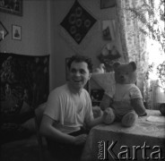 1950-1960, Nowa Huta, Kraków, Polska.
Mężczyzna z misiem w pokoju, w hotelu robotniczym.
Fot. Irena Jarosińska, zbiory Ośrodka KARTA. 



