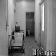 1950-1960, Nowa Huta Kraków, Polska.
Wózek dziecięcy w holu mieszkania. Z tyłu wejście do toalety.
Fot. Irena Jarosińska, zbiory Ośrodka KARTA. 



