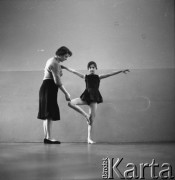 1950-1960, Nowa Huta, Kraków, Polska.
Próba baletowa zespołu dziewczęcego. Nauczycielka z uczennicą.
Fot. Irena Jarosińska, zbiory Ośrodka KARTA.
 



